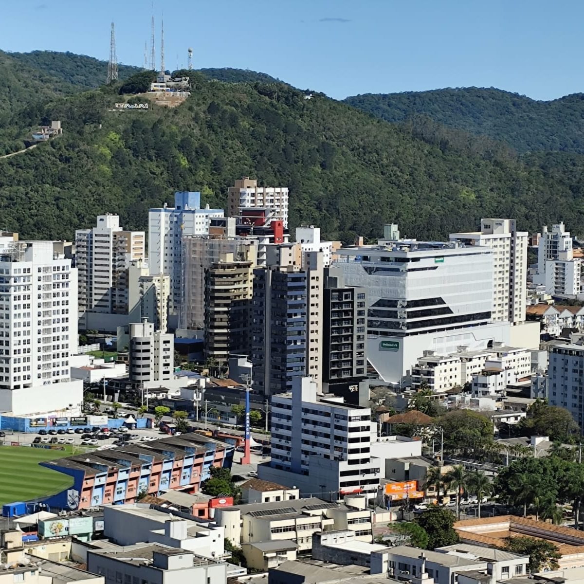 Centro de Itajaí, com o letreiro da cidade no morro ao fundo
