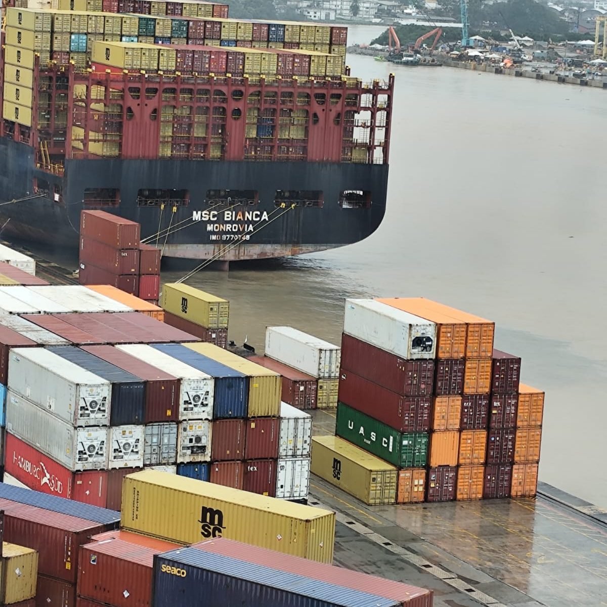 Contêineres no cais de Itajaí e navio atracado no rio Itajaí-Açu, vistos do escritório da NTW