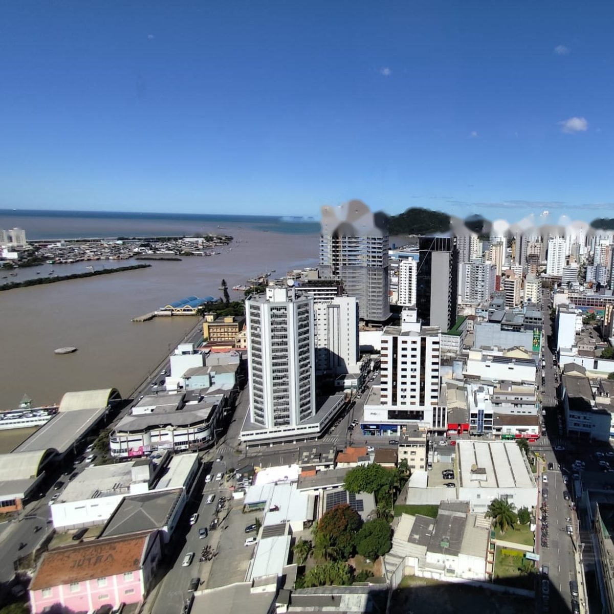 Vista do alto do centro de Itajaí e da foz do rio Itajaí-Açu