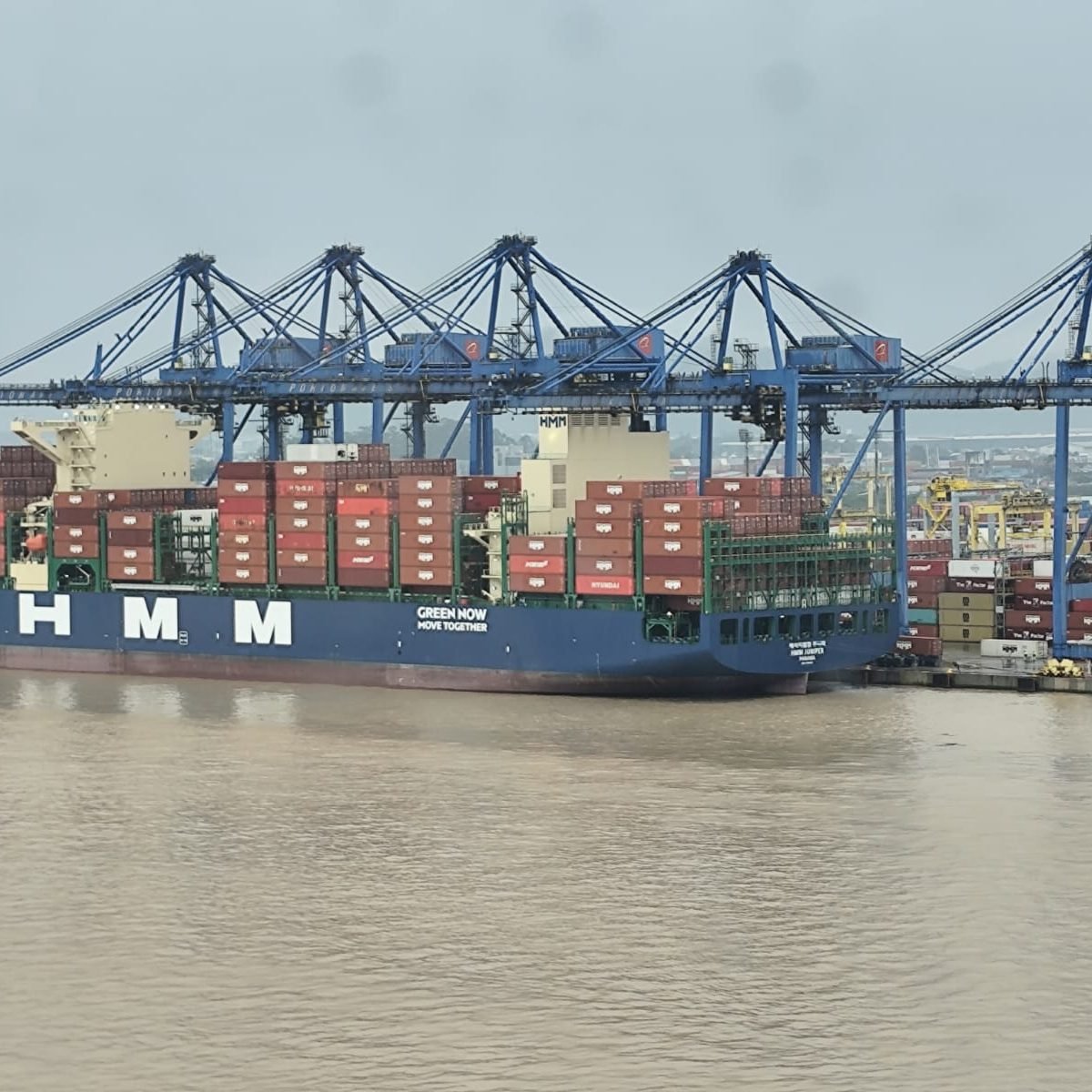 Navio porta-contêineres atracado no terminal de Navegantes, visto do escritório da NTW em Itajaí