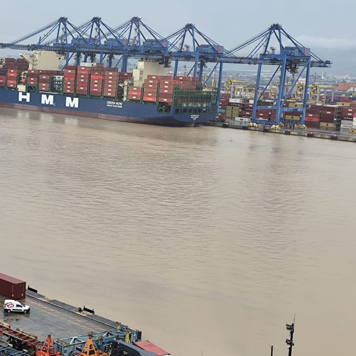 Terminal da Portonave, em Navegantes, visto do escritório da NTW em Itajaí, do outro lado do rio Itajaí-Açu